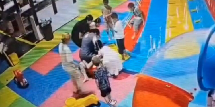 Жалал-Абаддагы балдар аянтчасында тартылган видео тарап, милиция териштирүү жүргүзүп жатат