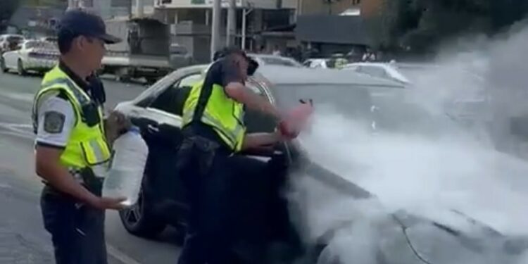 Бишкекте унаа өрттөнүп, аны жол тескөөчүлөр өчүрдү