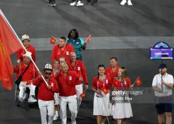Кыргызстандын спортчулары Париждеги Паралимпиада оюндарынын ачылыш аземинде (видео)
