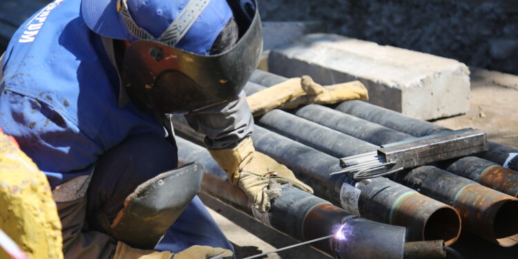 «Газпром Кыргызстан» Новопавловкага газ берүү үчүн 138 чакырым газ өткөргүчтөрүн курду