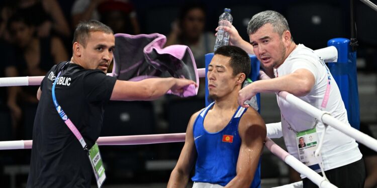 Өзбекстандык секундант Мунарбек Сейитбек уулуна топу кийгизип, чапан жапты