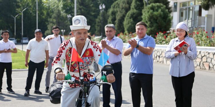 Оштун тургуну Дүйнөлүк көчмөндөр оюндарына велосипед менен барат