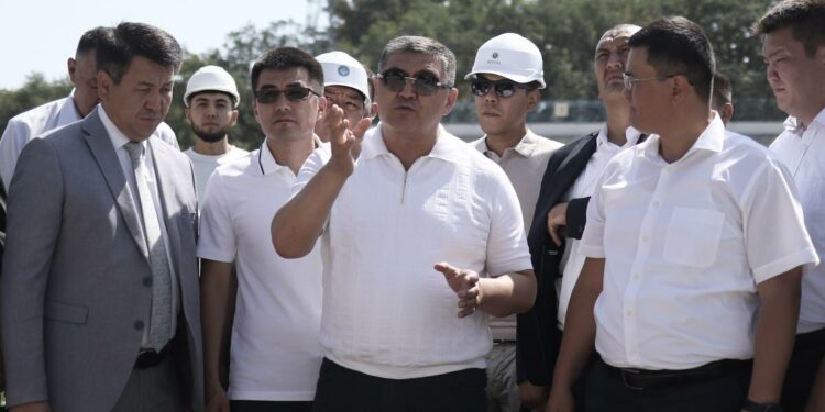 Камчыбек Ташиев Бишкектеги оңдолуп жаткан стадионго барды (сүрөт)