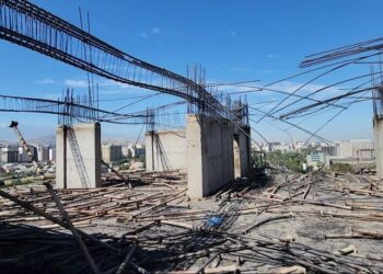 Бишкекте жаңы салынып жаткан үйдүн өрттөнүшү. «Аалам Стройдун» лицензиясы убактылуу токтотулду