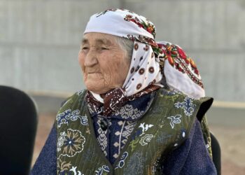 Баткенде майыптыгы бар кызы менен күн кечирип келген 90 жаштагы энеге үй куруп беришти