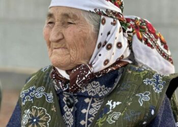 Баткенде майыптыгы бар кызы менен 90 жаштагы энеге үй куруп берген окуя. Үйүн тоноп кетишти