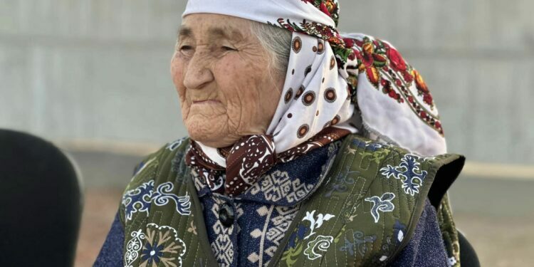 Баткенде майыптыгы бар кызы менен 90 жаштагы энеге үй куруп берген окуя. Үйүн тоноп кетишти