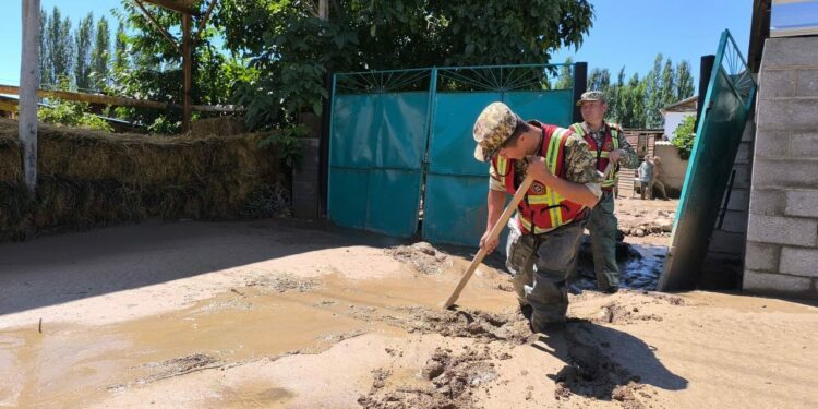 Ысык-Көлдөгү сел: Садыр-Аке айыл өкмөтүндө 60 үй ылай-баткактан тазаланды