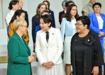 Айгүл Жапарова аялдар форумунда сөз сүйлөдү (сүрөттөр)