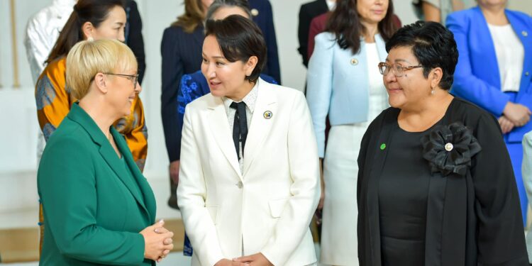 Айгүл Жапарова аялдар форумунда сөз сүйлөдү (сүрөттөр)