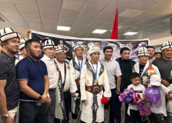 Эркин күрөш боюнча өспүрүмдөр курамасы Дүйнө чемпиондугунан келишти (видео)