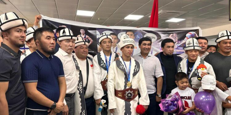 Эркин күрөш боюнча өспүрүмдөр курамасы Дүйнө чемпиондугунан келишти (видео)