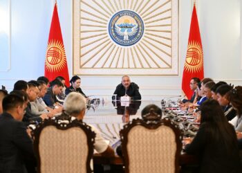 Нурланбек Шакиев парламенттин аппарат кызматкерлери менен жыйын өткөрдү