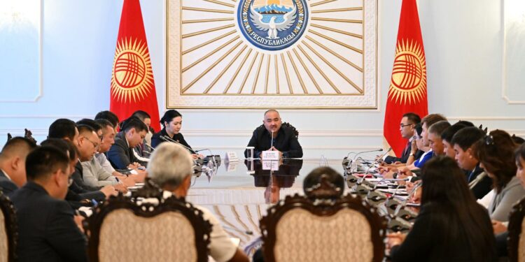 Нурланбек Шакиев парламенттин аппарат кызматкерлери менен жыйын өткөрдү