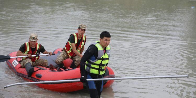 Бишкекте каналга түшүп, агып кеткен 15 жаштагы өспүрүм табыла элек