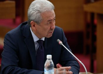 Адахан Мадумаровдун депутаттык мандаты Аккулу Бердиевге тапшырылды