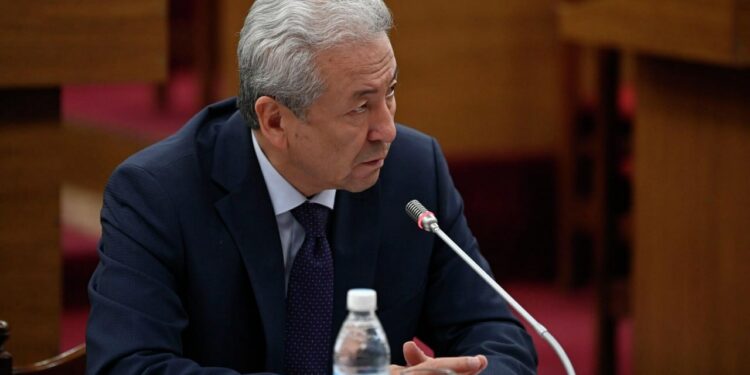 Адахан Мадумаровдун депутаттык мандаты Аккулу Бердиевге тапшырылды