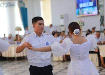 Жалал-Абадда милиция кызматкерлери «Ыр кесе» өткөрүп, кезекти Талас ОИИБге берди