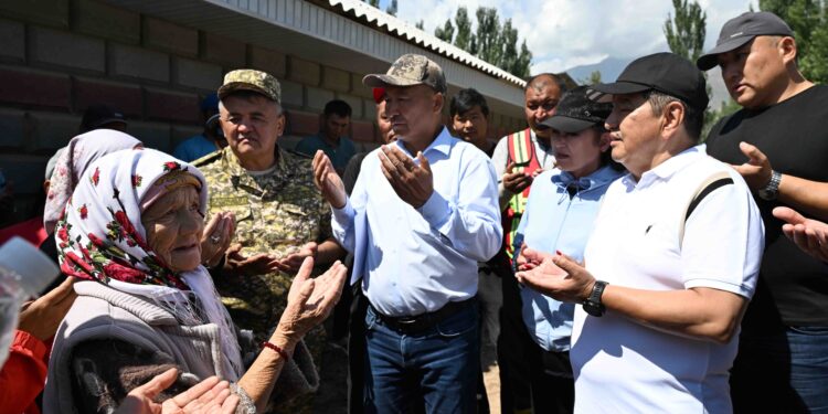 Акылбек Жапаров селден жабыркагандарга кенемте төлөнөрүн айтты