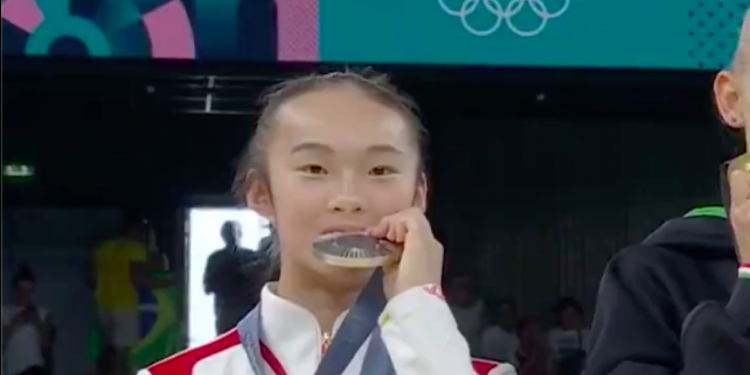 Олимпиада: күмүш медаль алган кытайлык гимнаст көпчүлүктүн көңүлүн бурдурду (видео)