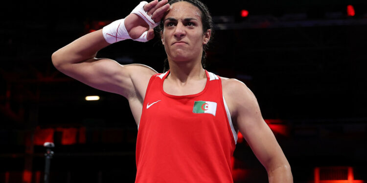 Париж Олимпиадасы: Трансгендер делген боксчунун атасы кызынын туулгандыгы тууралуу күбөлүгүн көрсөттү