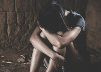 «Бирөөгө айтса өлтүрүп коёбуз дешкен». Ошто 15 жаштагы кыздын сексуалдык кулчулукта кармалып жүргөнү аныкталды