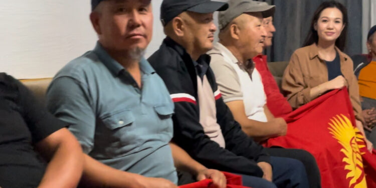 Мээрим Жуманазарованын беттеши жакындарын бир үйгө топтоду (видео)