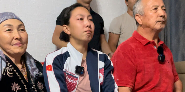 Мээрим Жуманазарованын күмүш жеңгендеги ата-энесинин эмоциясы (видео)