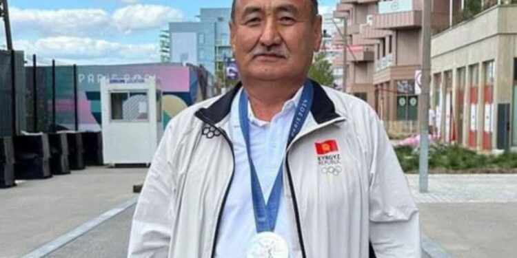 Алымкадыр Бейшеналиевдин медаль тагынып түшкөн сүрөтү талкуу жаратты