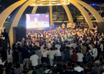 Мунарбек Сейитбек уулунун беттеши алдында чогулгандар бата кылышты (видео)