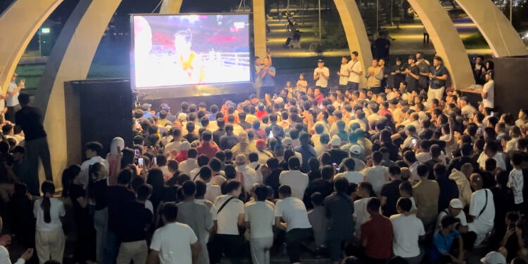 Мунарбек Сейитбек уулунун беттеши алдында чогулгандар бата кылышты (видео)