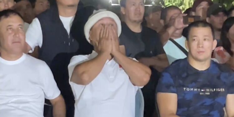 Олимпиадада күмүш жеңген Мунарбек Сейитбек уулунун машыктыруучусунун беттештен кийинки эмоциясы