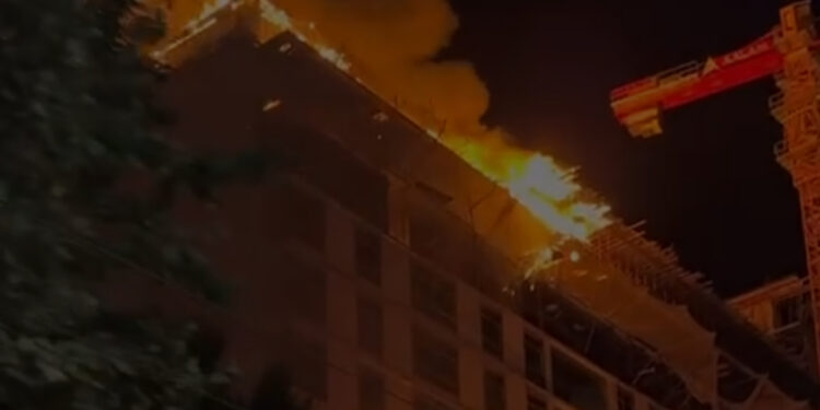 Бишкекте жаңы салынып жаткан көп кабаттуу үйдөн өрт чыкты