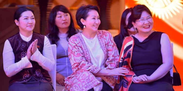 Айгүл Жапарова Монголиянын биринчи айымы менен көргөзмөгө барды (сүрөт)