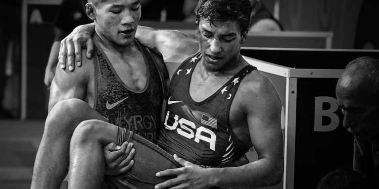 Дүйнө чемпиондугу: Кыргызстандык жаш балбан жаракат алган атаандашын килемден көтөрүп кетти