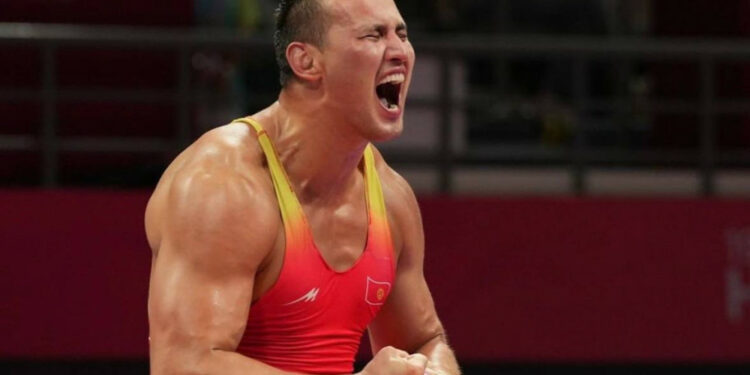 Олимпиада-2024: Айаал Лазарев коло медаль үчүн күрөшөт