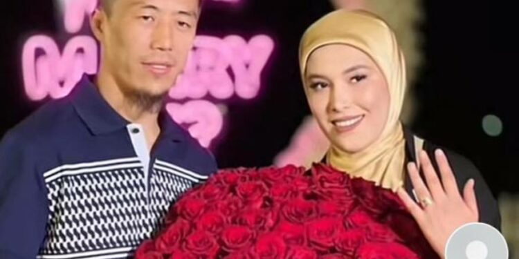 Мунарбек Сейитбек уулунун сүйүктүүсүнүн колун сураган видеосу тарады