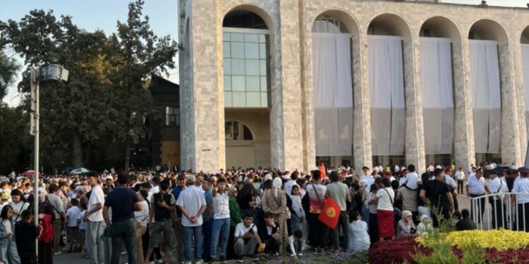 «Ала-Тоо» аянтында эл жык-жыйма! Милиция коопсуздукту сактап жатат