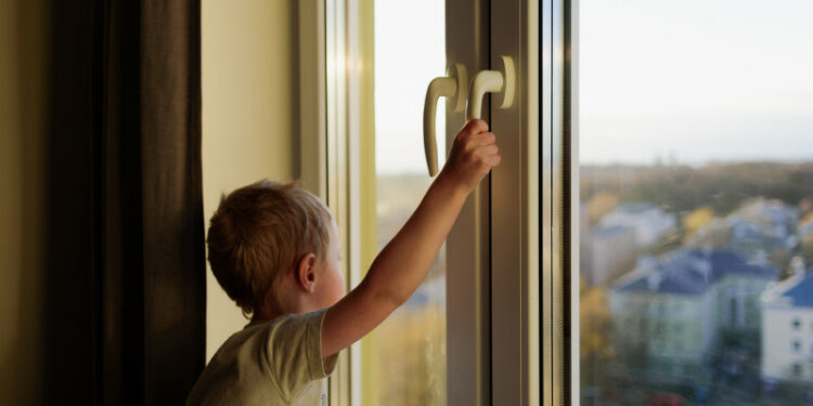 ӨКМ эскертет: Балдарды терезеден кулап кетүүсүнөн сактаңыз!