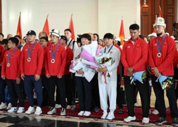 Олимпиадага катышкан спортчуларды аэропортто кандай тосуп алышты? (сүрөттөр)