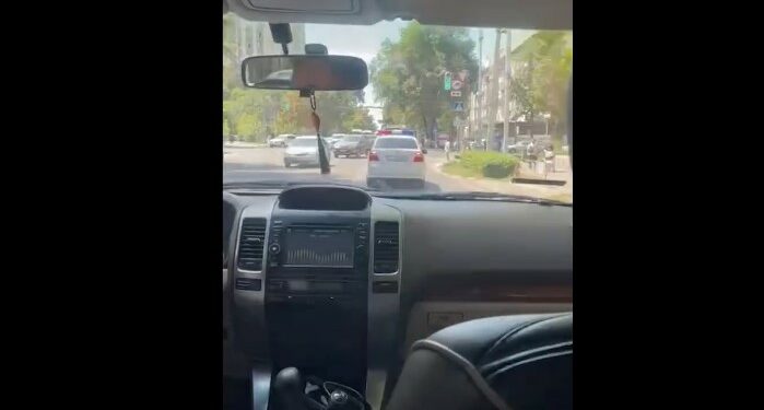 Бишкекте милиция кызматкерлери жүрөгү ооруган аялды ооруканага жеткирди (видео)