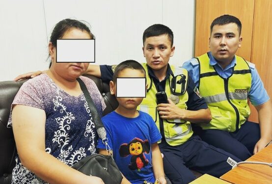 Бишкекте самокат тээп кеткен 6 жаштагы бала үйүн таппай калган