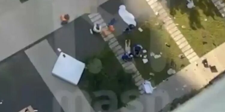 Москвада эркек киши ымыркай менен аялды 16-кабаттын терезесинен ыргытып жиберди (видео)