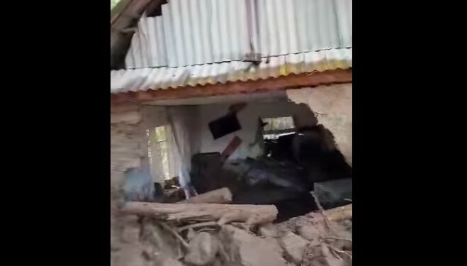 Темир айылынын тургуну: «Үйүбүздү сел алып, 4 балабыз менен көчөдө калдык»