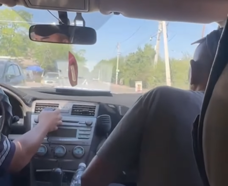 Жол тескөөчүлөр «дем жетпей, кыйналып жатам» деген адамды ооруканага жеткиришти (видео)