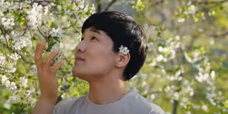 Айпери Медет кызы: «Чачыңарды эркектей болуп кырктырып», «Күрөшүп эмне кыласыңар?» деген сөздөрдү уктук»