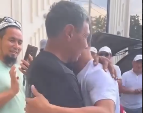 Балбан Бекзат Алмаз уулу жаңы унаасын атасына белек кылган видео тарады