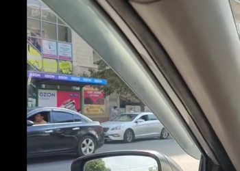 «Качанкыга чейин ушундай болот?». Жаран аялдамага унаасын токтотуп кеткендерге нааразы болду