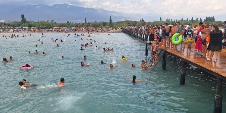 Ысык-Көлдөгү пирске толгон эс алуучулар. Милиция көзөмөл жүргүзүп жатат