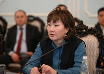 «Зордуктагандардын бирөөсү эркиндикте жүрөт». Ысык-Көлдө уурдалган кыздын апасы акыйкатчыга кайрылды